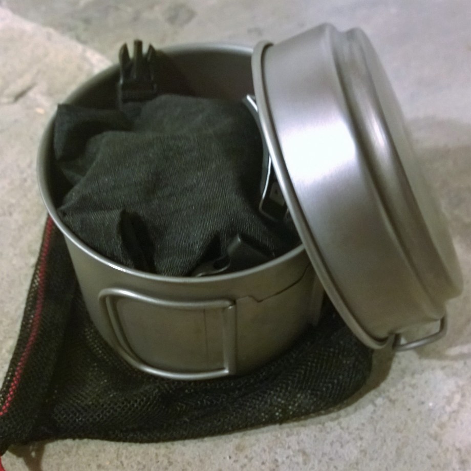 Vargo Outdoors Titanium Ti-Boiler : Easily holds a 100g gas can and a micro stove (c)2016 David Marshall